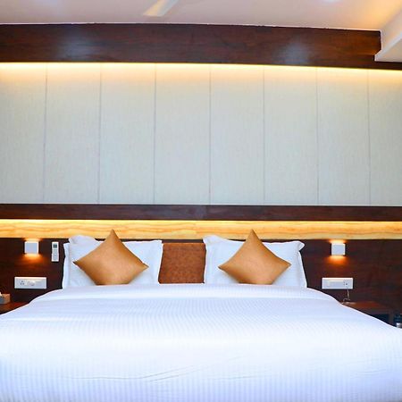 The Grand Astoria Somanth Hotel โสมนัส ภายนอก รูปภาพ