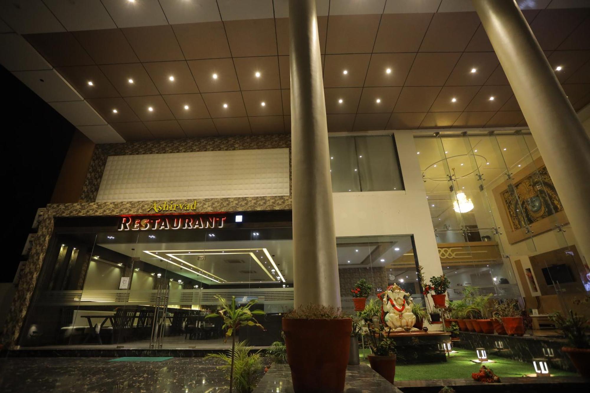The Grand Astoria Somanth Hotel โสมนัส ภายนอก รูปภาพ