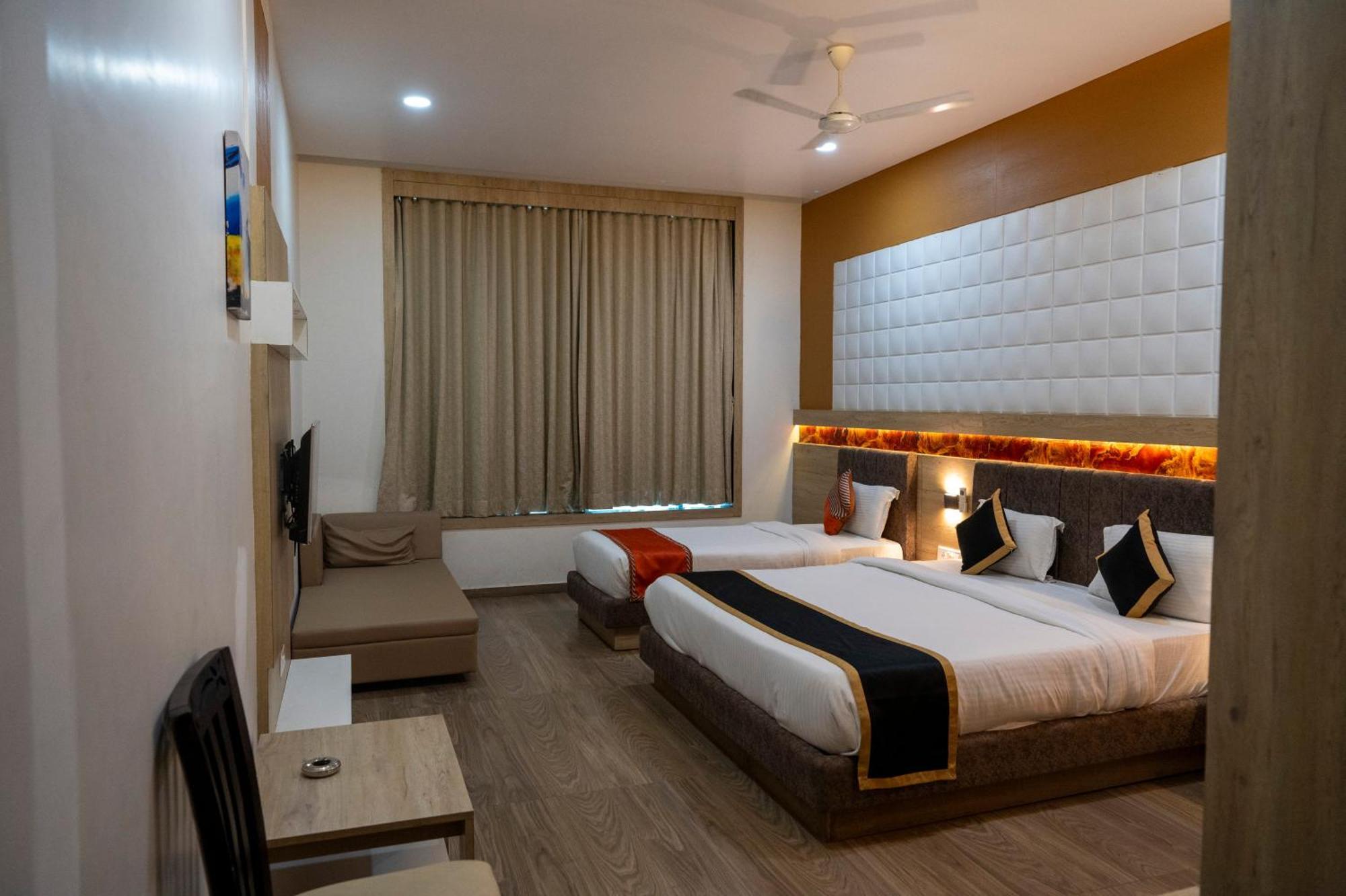 The Grand Astoria Somanth Hotel โสมนัส ภายนอก รูปภาพ