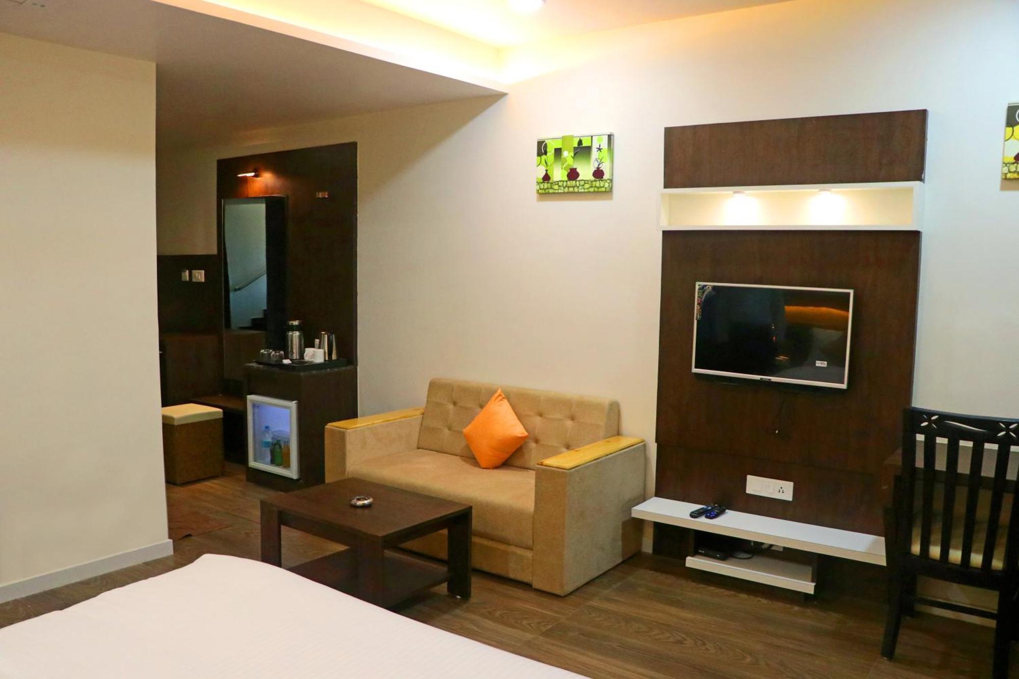 The Grand Astoria Somanth Hotel โสมนัส ภายนอก รูปภาพ