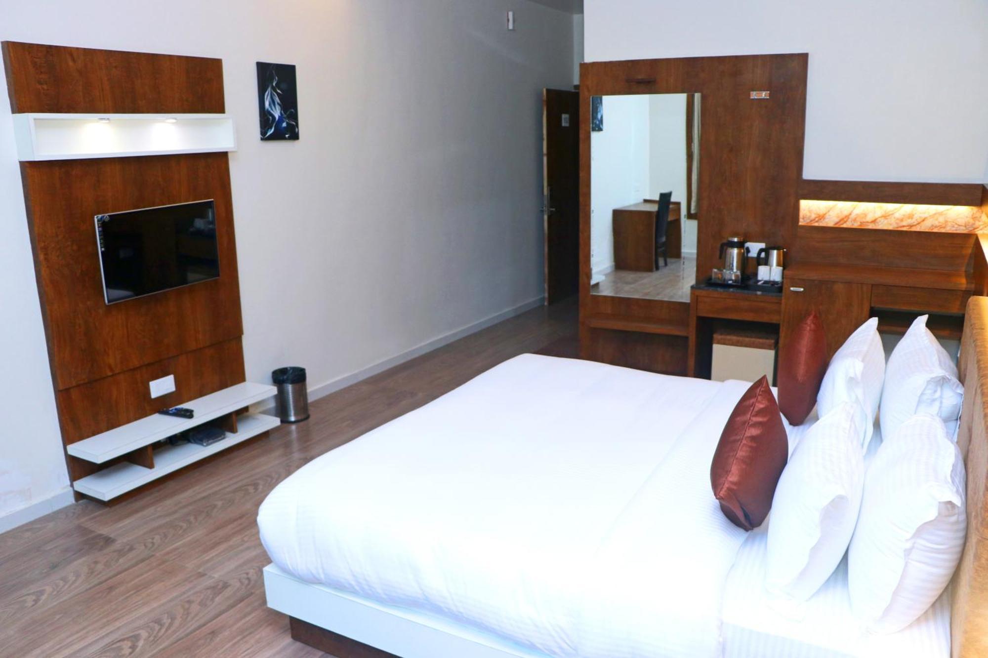 The Grand Astoria Somanth Hotel โสมนัส ภายนอก รูปภาพ